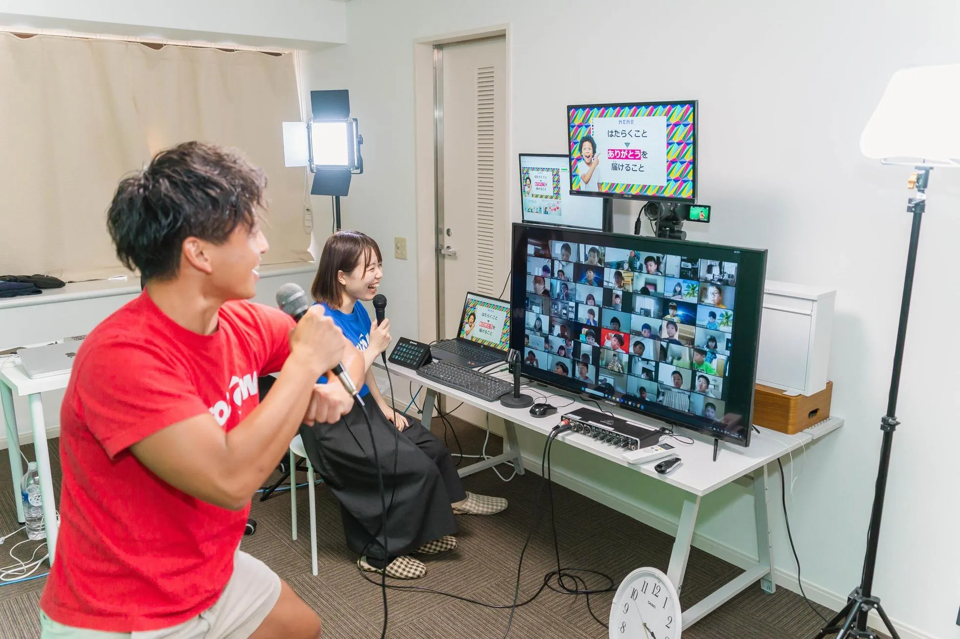 SOZOWのオンライン授業の様子。画面越しに参加する子どもたちに、スタッフが語りかけている