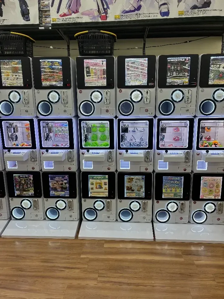 ぬいぐるみや景品が並ぶクレーンゲーム機