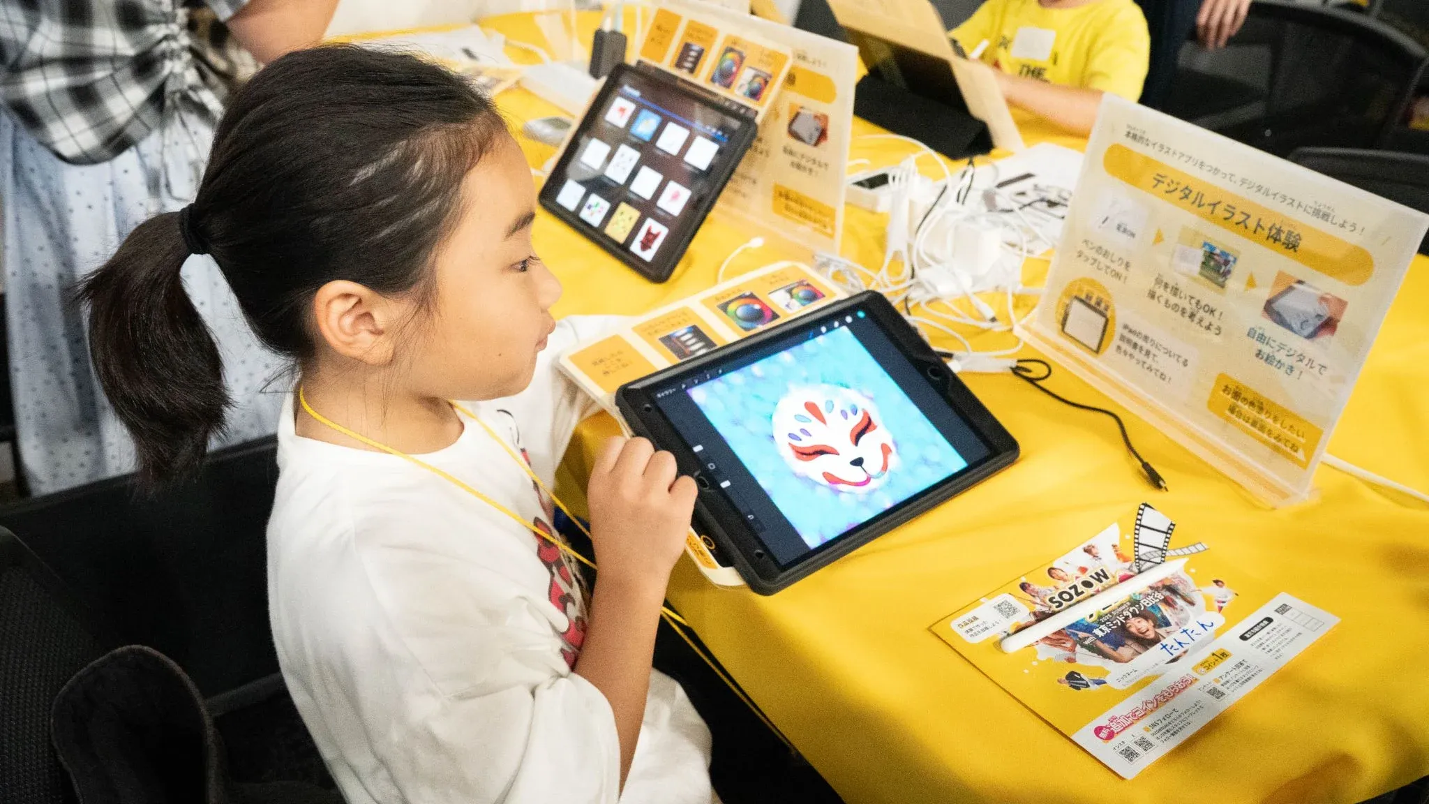 iPadで自由にお絵描きをして作品を完成させる様子