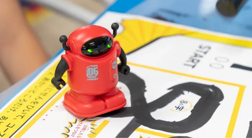 自分で描いたコースの上に置かれた赤いロボット