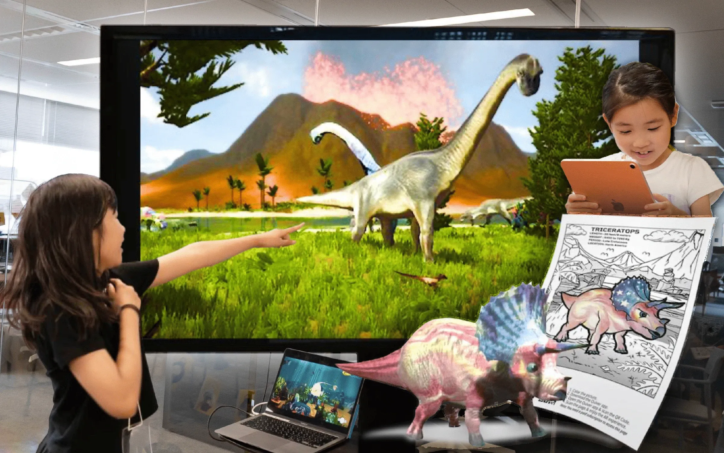 大画面に映る恐竜を指さす子どもと、タブレットでARの恐竜を見る子ども