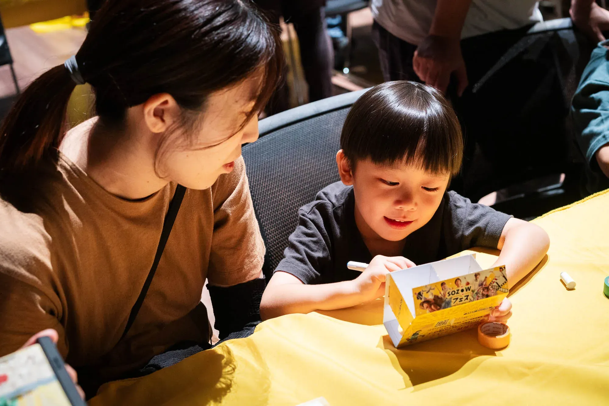 保護者と一緒にVRゴーグルを組み立てる子ども