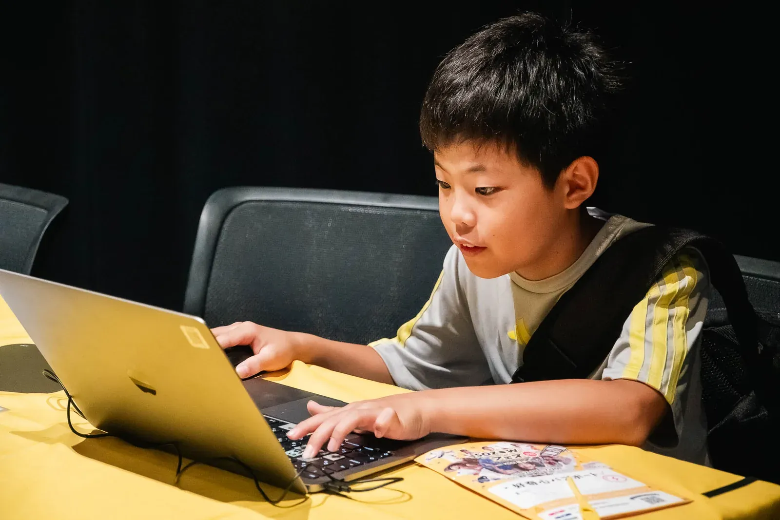 ノートパソコンのマインクラフトで地下ダンジョンの脱出に挑む男の子