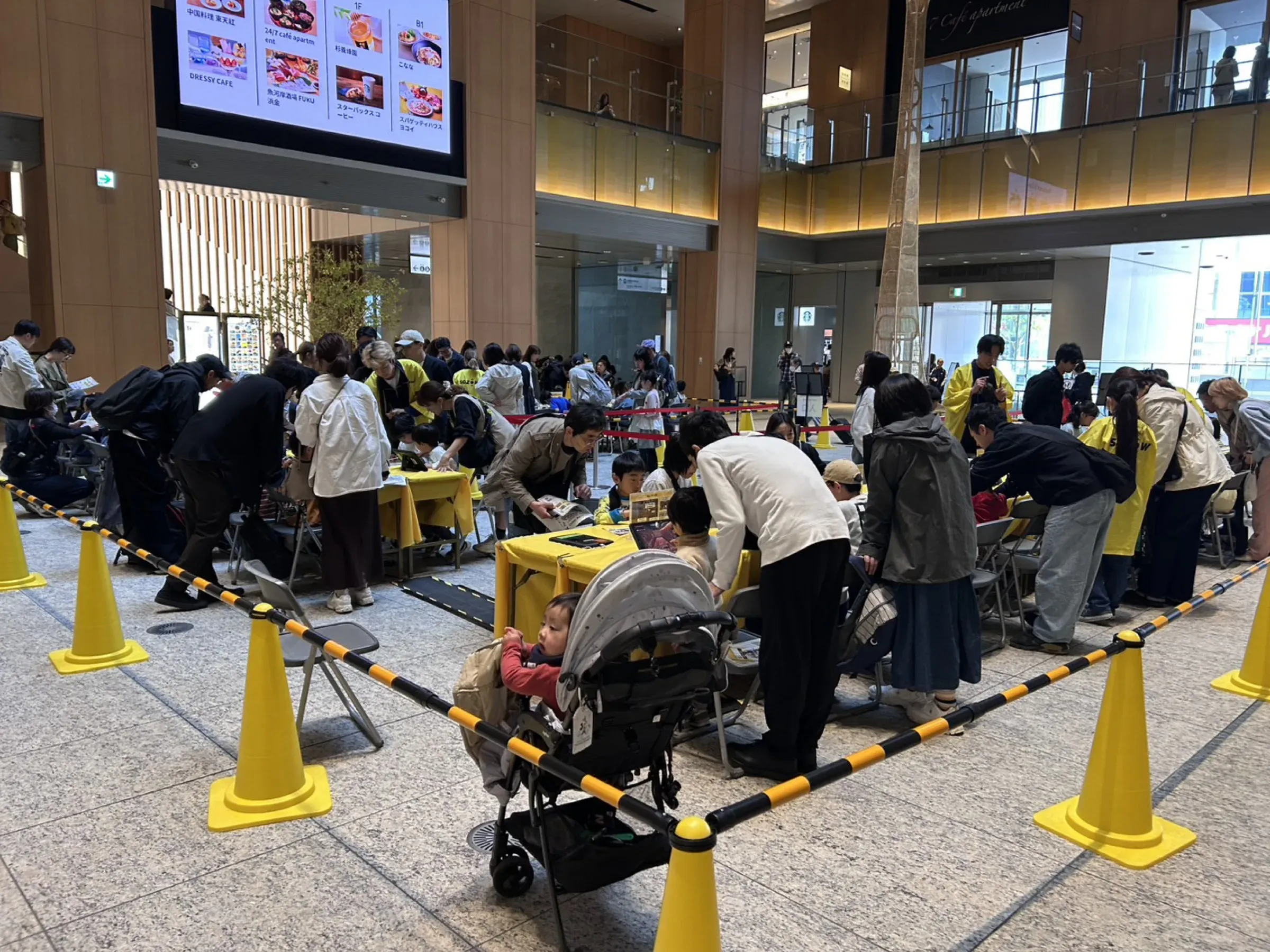 ベビーカーの子どもから小学生まで、多くの親子が集まっている会場の様子