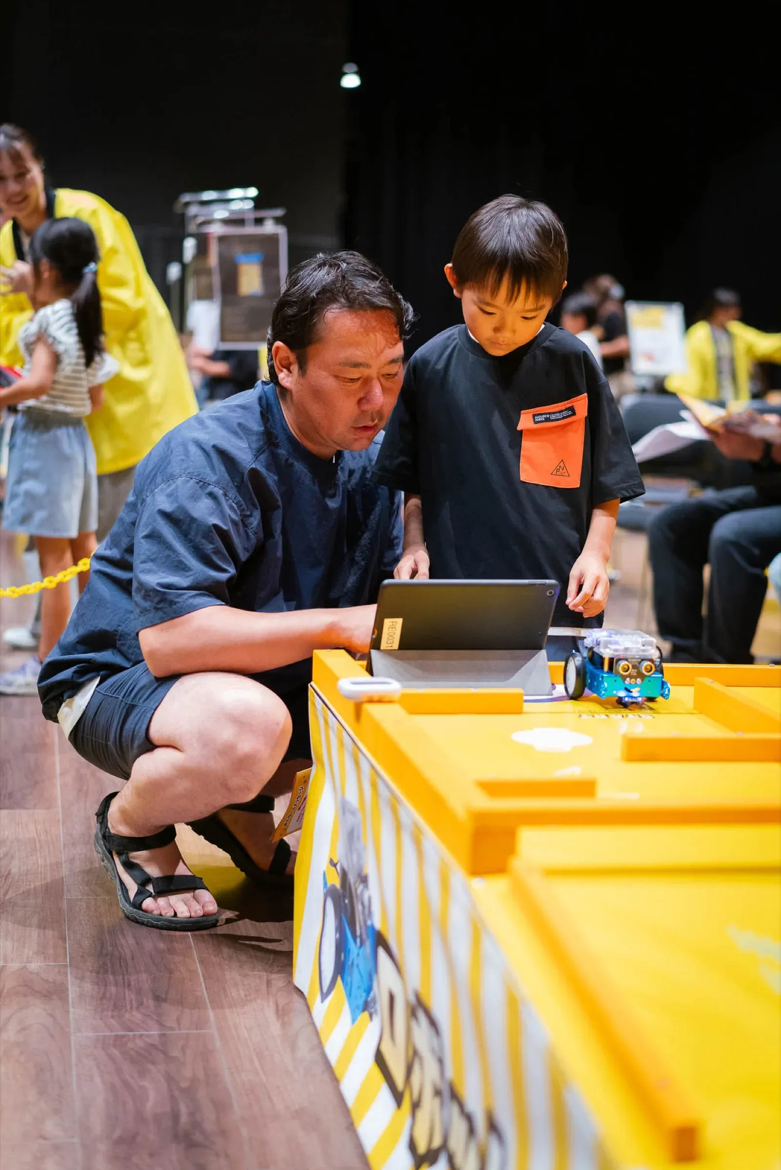 ブースで保護者と子どもが一緒に体験に取り組む様子